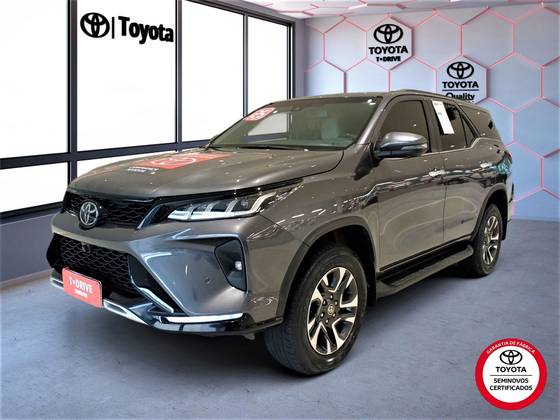 TOYOTA HILUX SW4 2.8 D-4D TURBO DIESEL DIAMOND 7L 4X4 AUTOMÁTICO